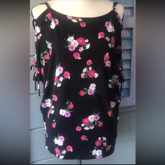 EXPRESS black floral print cold shoulder w/ lace up detail top like new   S-M - Picture 2 of 12